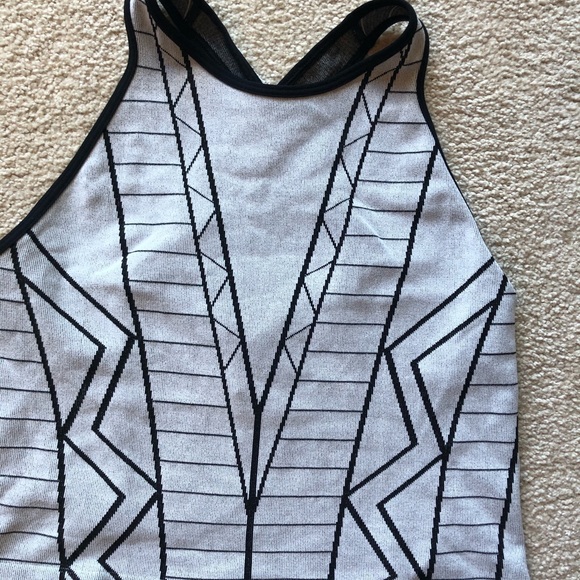 Womens BCBGeneration Black White Pattern Crop Knit Tank Top BCBG Sleeveless M/L - Picture 2 of 11